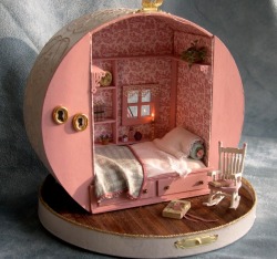 merrydanamere:  Dollhouse made from a hatbox  I would love this.