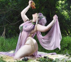 #humpday with Anna @annamarxmodeling is embracing her inner wood nymph for this shot  #curves #bodypositive #honormycurves #avaloncreativearts #manik #plusfashion #plussize #maryland #summer #dionysus  #goddess #curvy #thickwomenonly #thickwomendoitbetter