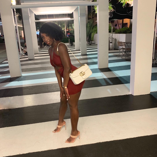 vixen-bella: No shade, but gold diggers actually go after…gold  Buying dinner and drinks for someone doesn’t make them a gold digger or only after your money 😂😂 I  pay for people’s dinner all the time and pay to take them out  Just because