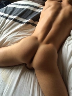 hot-twink-bums:  Nice smooth twink lying on bed. Nice muscular buns