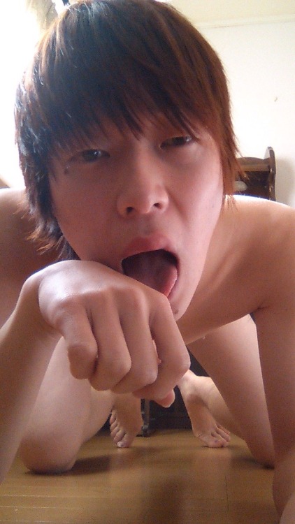Porn Pics east-asia-guys:  Wow. This young guy sure