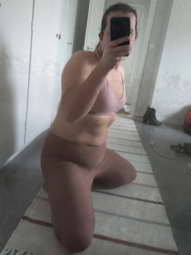 amaranthdesires:It all about the squish todayYes I know my mirror is shit. Cry about and buy me new one or stop comment about it 😘