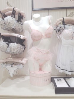gasaii:  nyancu:  So cuuuuuute ;0; I went to Victoria’s Secret and saw this, I love it so much.  i need this