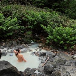 Japanese onsen, via oguro.keita  秋田県 一本松温泉「一本松たっこの湯」乳頭温泉郷の黒湯温泉辺りから川を乳頭山に向かって登山道を約30～40分。廃業した宿の跡地にひっそりと湧き続けている源泉口の下にある野天風呂です。もちろん混浴。現在はもう少し風呂が大きくなってます。(たぶんぬるいかと)
