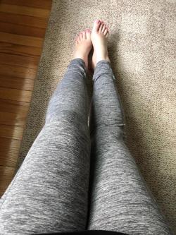 sexyfeetgirl-99:  My new leggings and pedi 🥰🥰 reblog if you think other might enjoy seeing me
