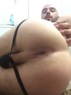 bottombro94:  Shaved pussy 🐽