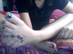 impactingandimprinting:   I painted my toes last night and I wanted everyone to see:))