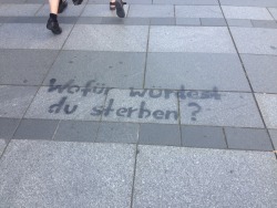blutblau:  nie—-mehr:  pubertaerephase:  Gefunden in Dresden, Prager Straße  Steht das da immer noch?  