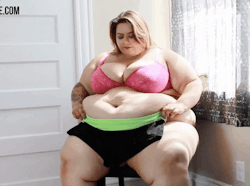 over-500lbs:  SSBBW Adeline Trying old shortsSee how much she have grown!!