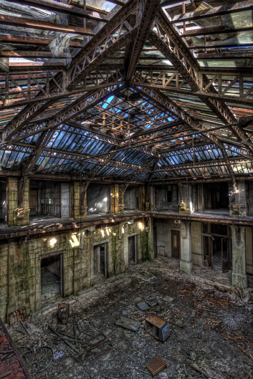 steampunktendencies:  Abandoned Atrium 
