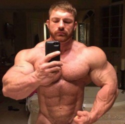 Flex Lewis - At 218lbs and looking ever closer to an exaggerated cartoon, fuck I&rsquo;m in awe.