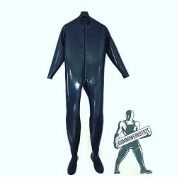gummiwerkstatt:1,1 mm heavy rubber catsuit with attached anatomical shaped heavy rubber socks #catsuit #gummiwerkstatt #heavyrubberfetish #heavyrubberboys Perfect suit.