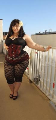 twiggynightmare:  That corset is gorgeous
