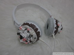 fuck-yeah-online-shopping:  Custom Cupcake Headphones from Confectionaire Extraordinaire ฽ »  JESUS FUCKING CHRIST THERE HAS NEVER BEEN SUCH A MIGHTY NEED BEFORE