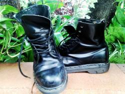 If anybody want&rsquo;s to buy these Dr. Martens women&rsquo;s size 9 msg me.