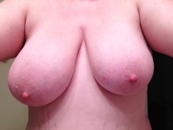 bewbieblog:  im a 38dd i hope you enjoy my boobs  Thanks to princessashleyr for the submission! Welcome to bewbieblog, come visit us again soon!