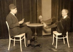 L’artiste Louis Steinkogler jouant aux cartes, vers 1910.