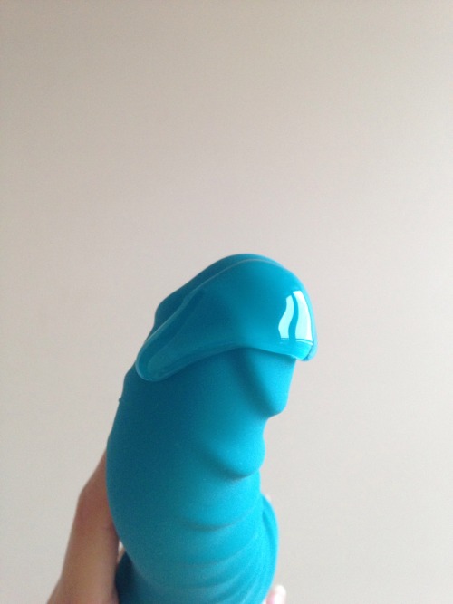miaotutu:  这款蓝色的玩具就是之前提到过的stronic drei～ 德国fun factory出场的具有脉冲感觉的自慰棒～ 因为这个玩具是脉冲前后动而不是振动 所以很不适合在外阴使用 但是插进去的话比振动的按摩棒好多了=ω=