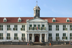 Museum Batavia. Gedung ini dulu adalah sebuah Balai Kota (Stadhuis) yang dibangun pada tahun 1707-1710 atas perintah Gubernur Jendral Johan van Hoorn. Bangunan itu menyerupai Istana Dam di Amsterdam, terdiri atas bangunan utama dengan dua sayap di bagian