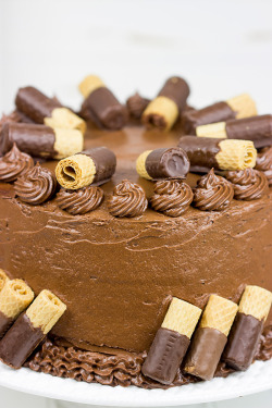 fullcravings:  Double Chocolate Birthday Cake with Waffeletten Cookies  Yuuuummm