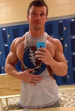 slim-and-svelte:  just4thehealthofit:  those traps and delts  oh my god 