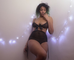 sachakimmes:  filthygood:  Cute midriff and mess hair, feeling ethereal in my SachaKimmes set.I hope you’re all enjoying your holidays   Auryn with her Diane Brief and the Sally Triangle Bra &lt;3 