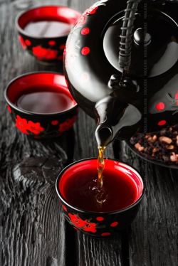 ollebosse:   Cups of tea and teapot on black wooden table by Kamil Zabłocki on 500px  