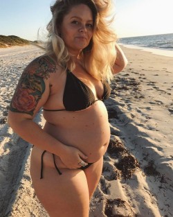 tallulah-moon:  Accepting my pregnancy body has actually been a lot harder than I thought it would be 😏 it’s truly crazy what hormones and extra roundness can make you feel about yourself 😔 for me all it took was a few pics on the beach to see
