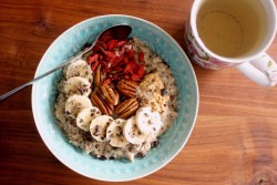 tobefre-ed:  Apple cinnamon oatmeal with banana, pecans, goji berries, crunchy peanut butter, maple syrup, chia seeds and cacao nibs :)