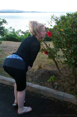 Mygirlfund&rsquo;s HustleBunny showing off her booty in an outdoor shot. Chat with this curvy hot blonde live on the Mygirlfund.com adult social network