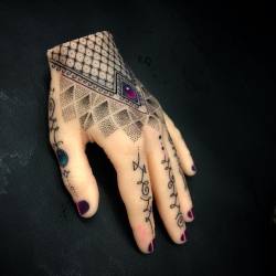 skindeeptales:  Hand tattoo idea by Coen