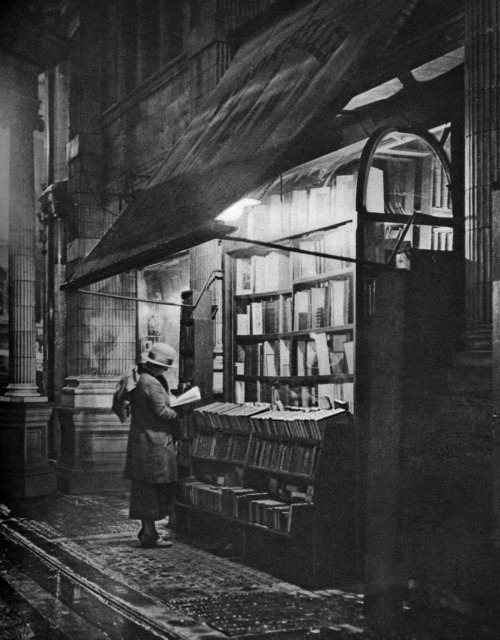 undr:HW Fincham. A bookshop in Bloomsbury, London. 1920s