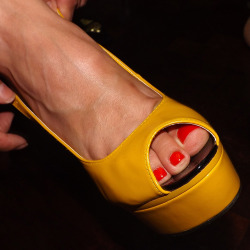 italiannopen8:  swinger-couple:  a perfect close Up  I do love yellow and red 
