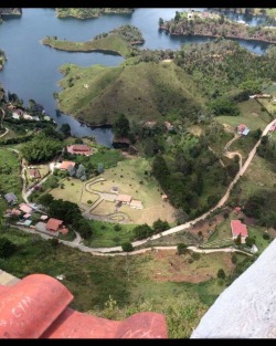 #guatape #pueblo #Colombia #elpenol #elpeñol #bigassrock at the top!!!! There is a lower top and then a tippy tippy top top 😆  #wemadeit #reachedtgetop #missionaccomplished #Colombia #SouthAmerica #🇨🇴 #lost #lostnachos #lostnachos2017