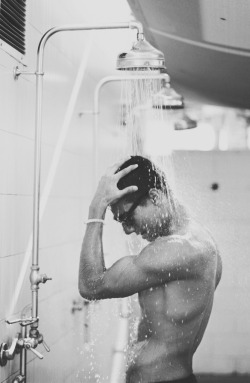 eloquentlyerotic:  That’s what I call a hot shower…  Verah hot indeed!