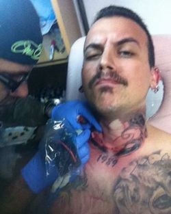Así como cuando te están castigando el cuello! Con el pana @pedrotattoovz #tattoo #tatuaje #tatu #ink #inked #inkup #inklife #Venezuela #lara #barquisimeto #gabodiaz04 #cuello #loto #flor
