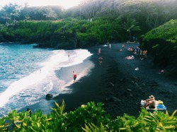 agirlnamedally:  philoxaly:  luckywelivecalifornia:  sydneytakesphotos:  black sand is better  i can’t believe the notes!!!!  Is this in Hawaii? Or an island with a volcano??   I think that’s Punalu’u on the Big Island :) I want to go here in this