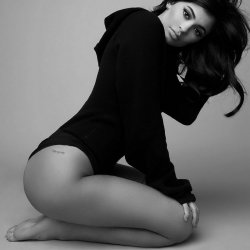 isexycelebrity:   Kylie Jenner sexy leggy