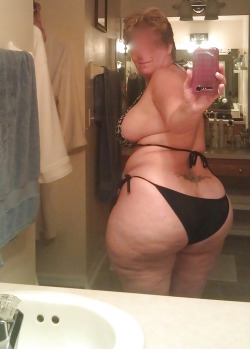 vinny2007:  nudebbwpics:  Erotic BBW  She’s ready to sit her bare rump on my face.