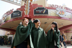 More photos from Isayama Hajime, Kaji Yuuki (Eren), Ishikawa Yui (Mikasa), and Inoue Marina (Armin) today at Universal Studios Japan’s SNK THE REAL! Videos of their appearance can be seen here and here.More on current and previous SNK THE REAL!