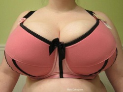 nothingunderag:smushedbreasts:  Huge breasts