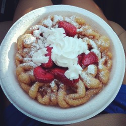 im-horngry:  electricbluevibes:  Cant resist #funnelcake at #hurricaneharbor. #cheatday #dessert #supersweet  Funnel Cake - As requested! 