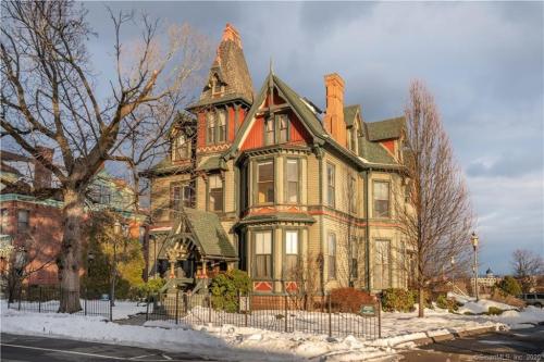 porcelainapparition:  “The Painted Lady”Hartford, Connecticutbuilt in 1890