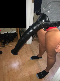 stretch-me-out: fispegfun:  Check this out we put the horse cock on the harness last night….😈D&amp;k  OMG, so jealous….  omg please use it on me next please