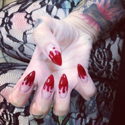 bxneyard:  Ditched the coffins, brought back my bloody claws. 😻 