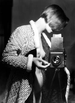 lightnessandbeauty:  Self-Portait of Marianne Breslauer (1933)