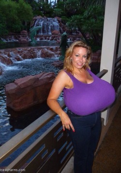 funbaggery:  Chelsea unloads 60 lbs. on the