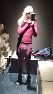 rayraysugarbutt:In the changing room of a Hot Topic the other night… Noticed my leggings looked particularly form fitting. :T