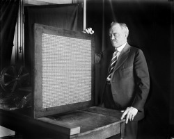 Prototype de télévision 48×48 pixels en 1928. Charles Francis Jenkins présente son prototype de « Radiovisor » qui utilisait 2304 ampoules pour afficher une image d’une silhouette animée à 15 img/s. L’image était diffusée par ondes radio