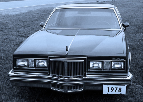 carsthatnevermadeitetc:  Pontiac Grand Prix with ASC Canopy Roof, 1978.  A special edition with a Canopy Roof that was basically a brushed stainless steel stipe the ran up the C pillar and across the rear of the roof of the 4th generation Grand Prix